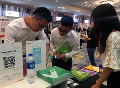 尊龙凯时科技在HR效劳展设置的展位前