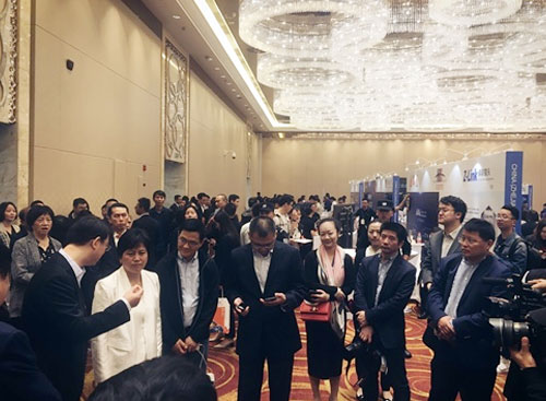 尊龙凯时科技观众展台前相识eHR系统