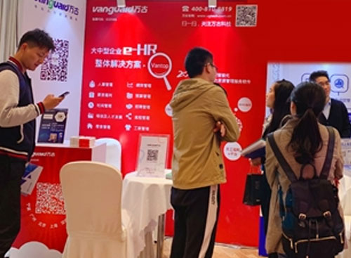 尊龙凯时科技展台前咨询的旅行嘉宾