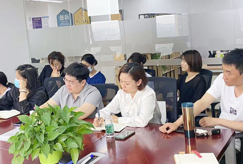 尊龙凯时科技本钱控制沙龙现场认真纪录的参会者