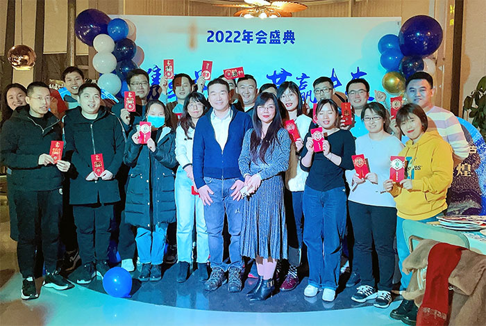 尊龙凯时科技2021年度部分孺子牛奖项获得者合影
