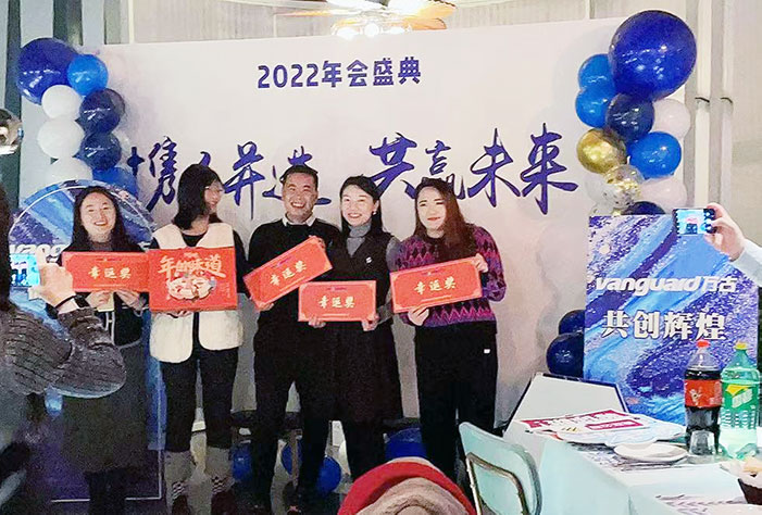 尊龙凯时科技年会部分幸运奖获得者合影